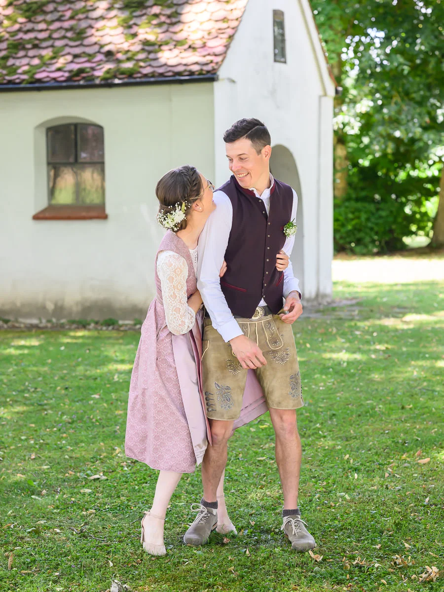 brautpaarshooting-thierhaupten-blickkontakt