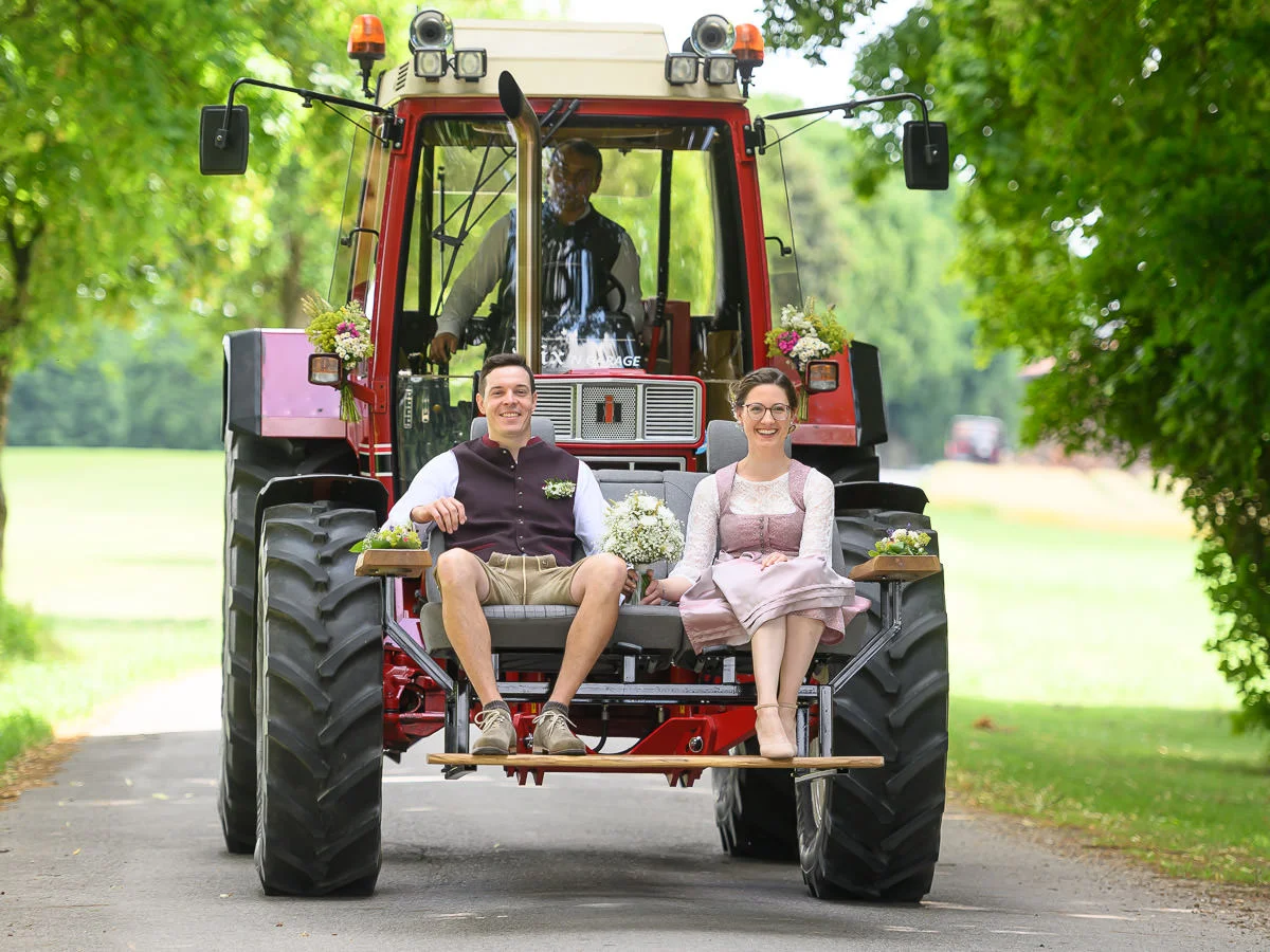 brautpaarshooting-thierhaupten-traktor-sitzen