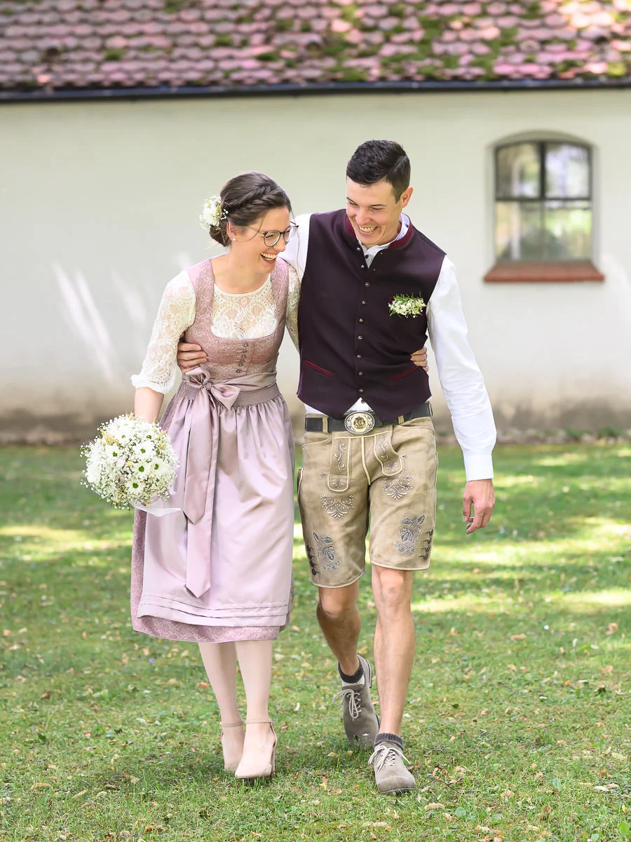 brautpaarshooting-thierhaupten-wiese-laufen