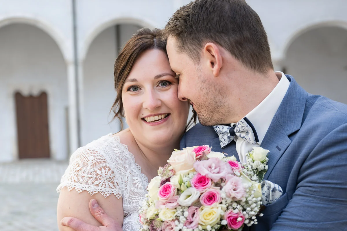 Andrea und Mathias beim Paarshooting im Innenhof von Schloss Neuburg an der Donau